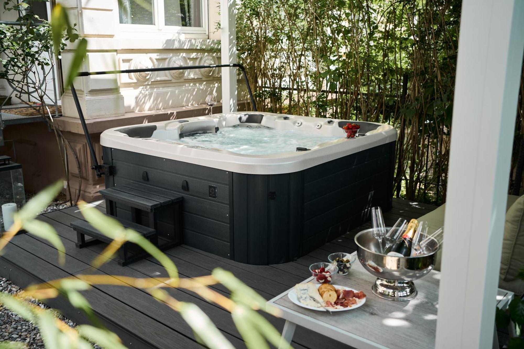 Historical Luxury Homes - Stadtvilla Mit Jacuzzi Und Garten Fryburg Bryzgowijski Zewnętrze zdjęcie
